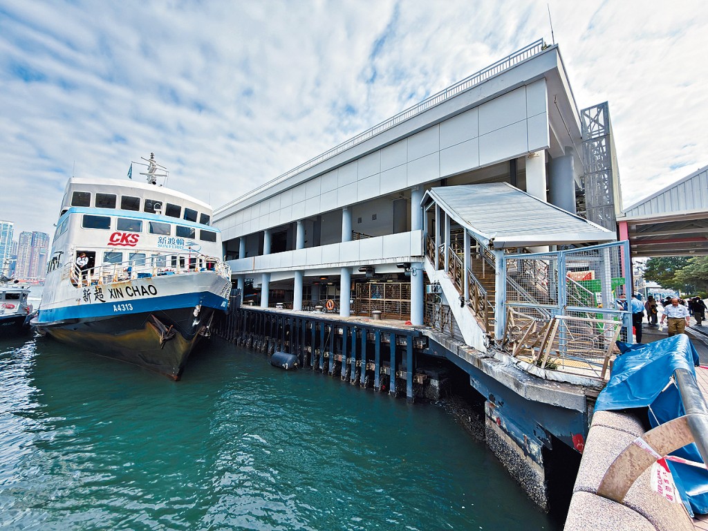 新渡輪「新超號」昨晨在中環5號碼頭泊岸時撞向碼頭，導致梯級、石壆和欄杆損毀。