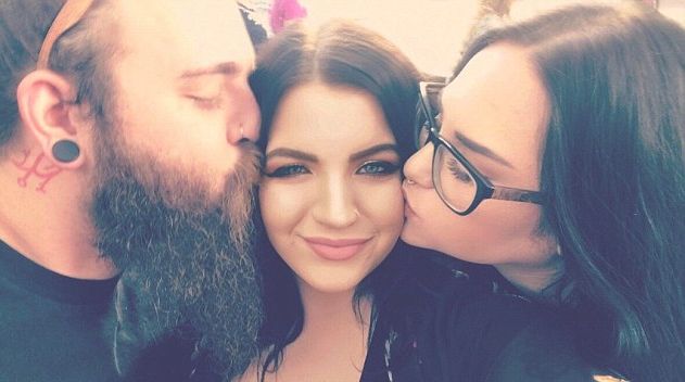 三人相处融洽。网图