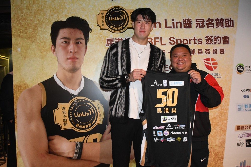 马港燊与中学年代篮球教练、恩师姜Sir合照。 本报记者摄