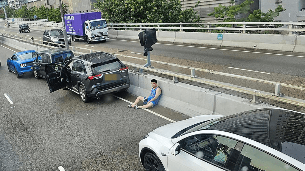 荃灣路天橋發生四車相撞意外。fb「馬路的事討論區」圖片