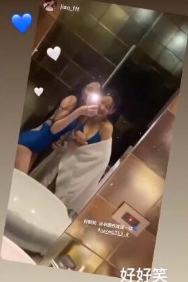 當日請了20多名性感美女。