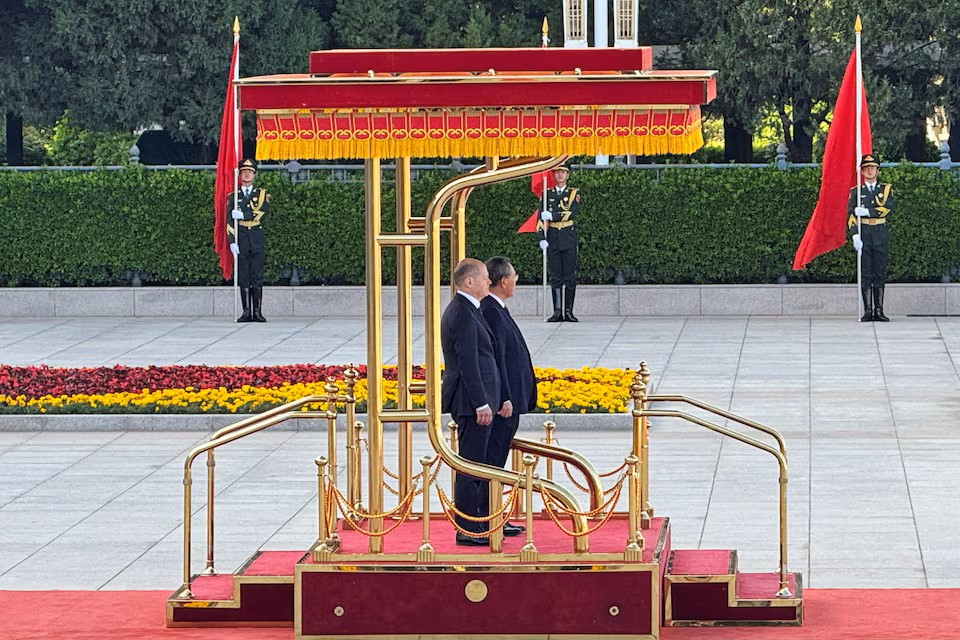 總理李強16日在人民大會堂外歡迎德國總理朔爾茨。路透社