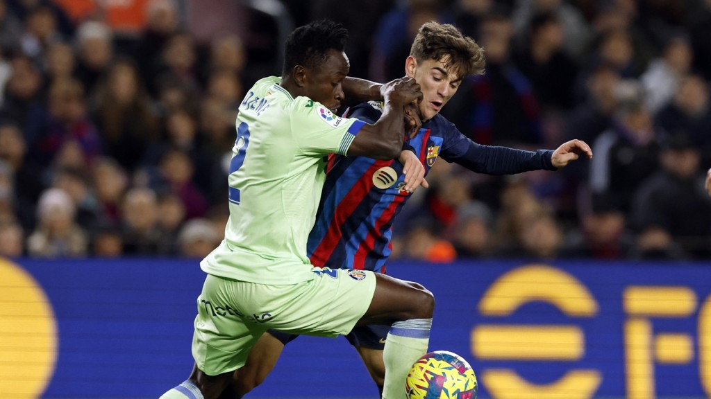 加维（右）将穿上巴塞隆8手6号球衣，表现获得肯定。Reuters