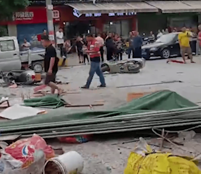 广东歇业烧烤店发生爆炸，杂物弹飞至对出马路。
