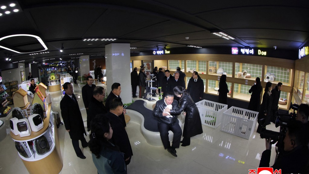 金正恩與金主愛視察「晨星大街」寵物店。 路透社