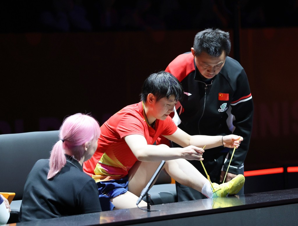 莎莎包紥後自己幫鞋帶。徐嘉華攝 莎莎包紥後自己幫鞋帶。徐嘉華攝