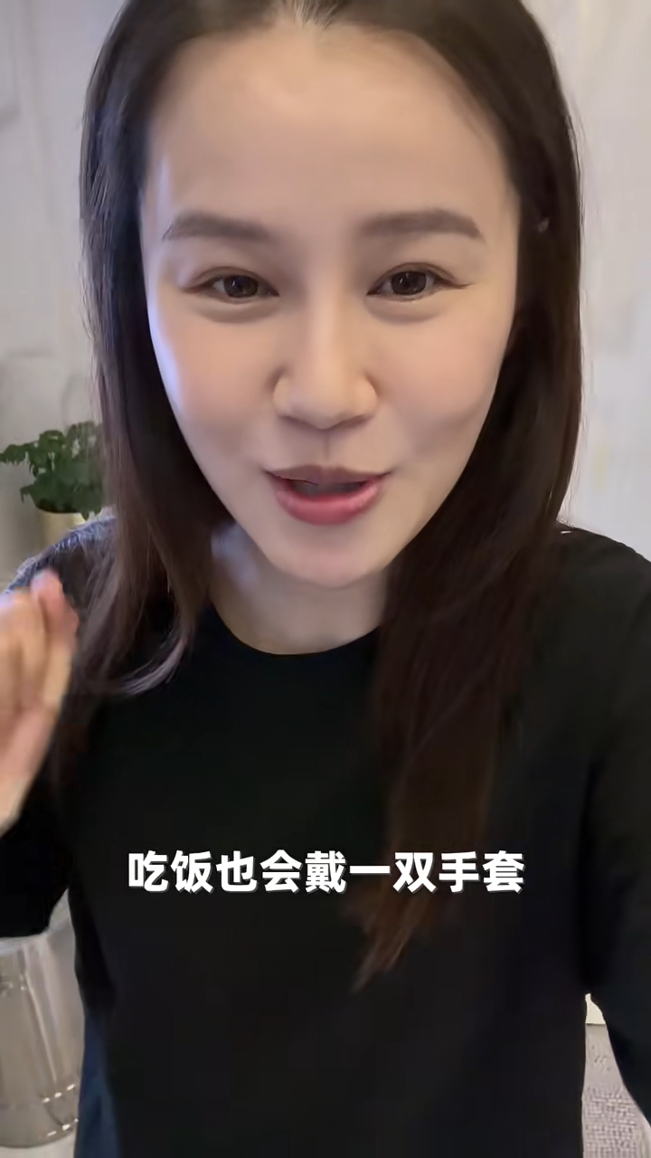 談及產後調養期,黃翠如更透露獨特護理方式,例如為了坐月期間不碰冷水,她從刷牙清潔、用餐進食到如廁衛生都會全程配戴手套,防護措施做到足。 談及產後調養期,黃翠如更透露獨特護理方式,例如為了坐月期間不碰冷水,她從刷牙清潔、用餐進食到如廁衛生都會全程配戴手套,防護措施做到足。