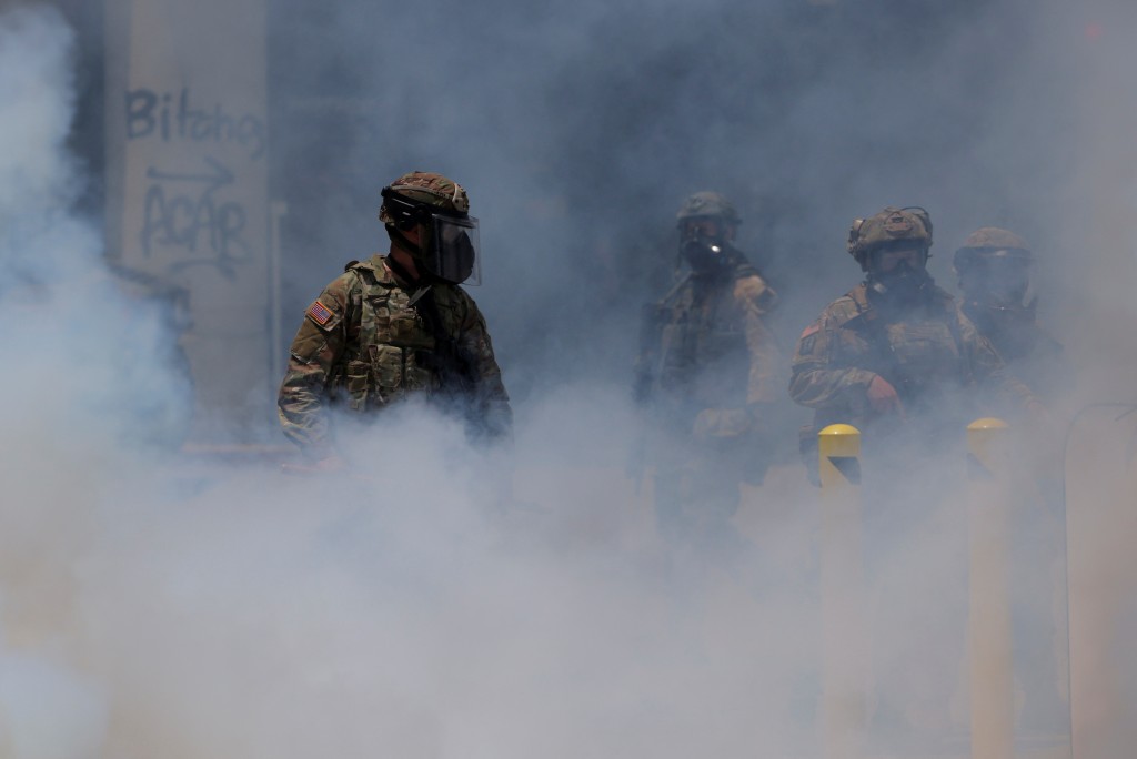 示威者與國民警警衛隊爆衝突 特朗普:採取一切行動恢復秩序
