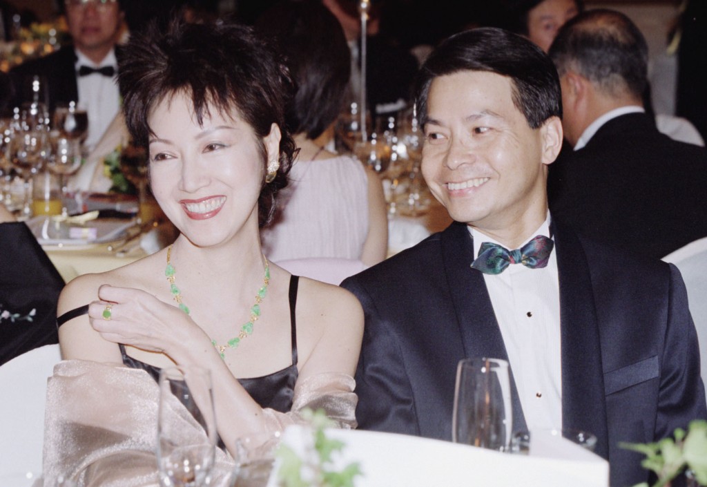 1974年与陈启亨（Andy Chan）结婚。