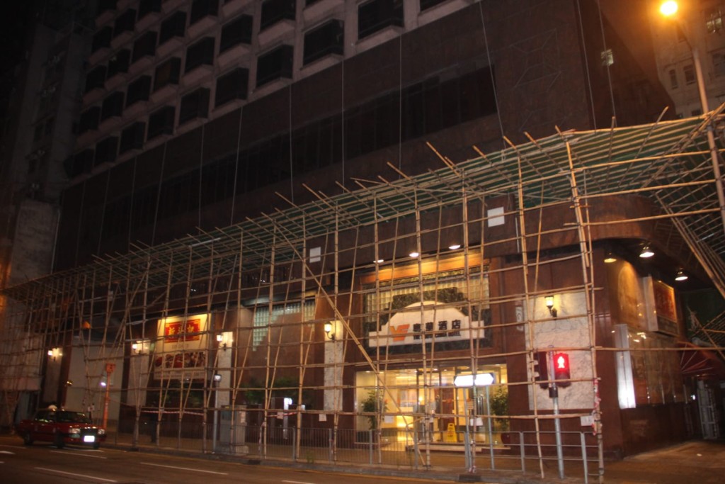 兩匪闖北角酒店，劫內地女8000元及兩手機。