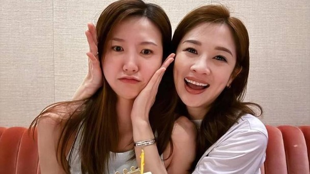 吳若希與麥美恩向來以圈內閨蜜檔著稱,兩人曾搭檔主持旅遊真人騷展現默契互動。 吳若希與麥美恩向來以圈內閨蜜檔著稱,兩人曾搭檔主持旅遊真人騷展現默契互動。