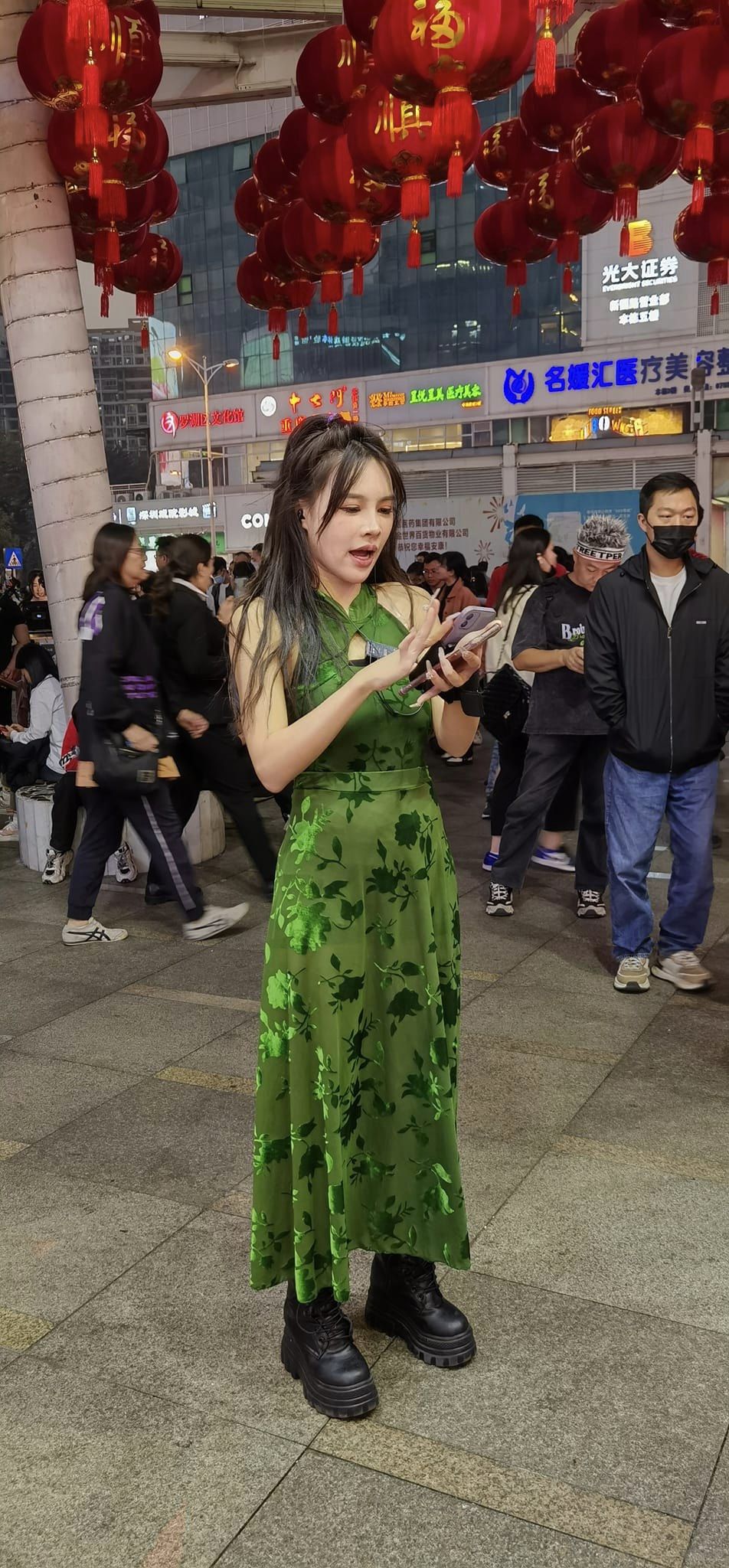 網民拍到東門步行街上有大批網紅唱歌跳舞。（網民TerryKoo照片）