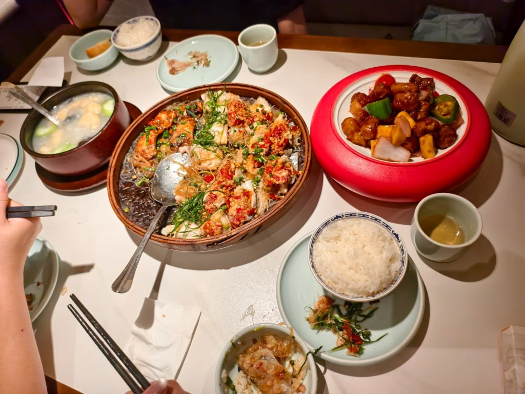 深圳龍崗有食肆被發現食材及餐具有活蛆蟲。小紅書 深圳龍崗有食肆被發現食材及餐具有活蛆蟲。小紅書