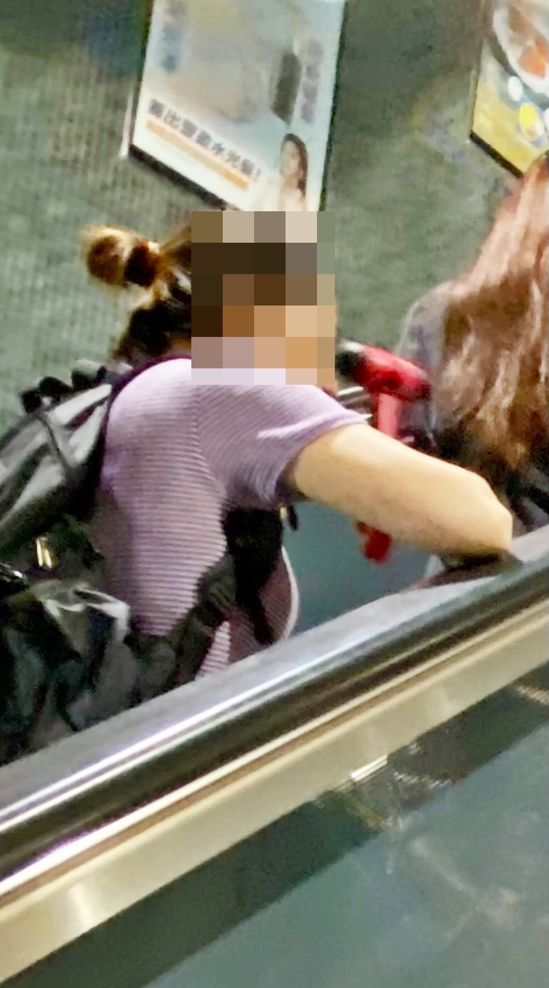 因應事件,有幽默的網民給髮髻女命名為 「屯馬雷神」。不過,提到街頭的驚險事 件,有網民在留言欄分享經歷:Threads截圖 因應事件,有幽默的網民給髮髻女命名為 「屯馬雷神」。不過,提到街頭的驚險事 件,有網民在留言欄分享經歷:Threads截圖