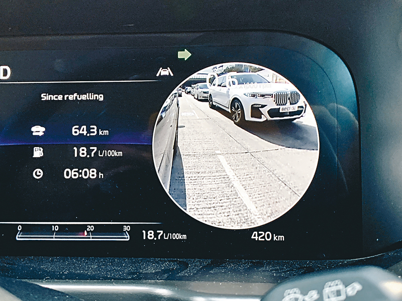 ●操控左右指揮燈，兩個數碼圓表會即時顯示左或右邊盲點情況。