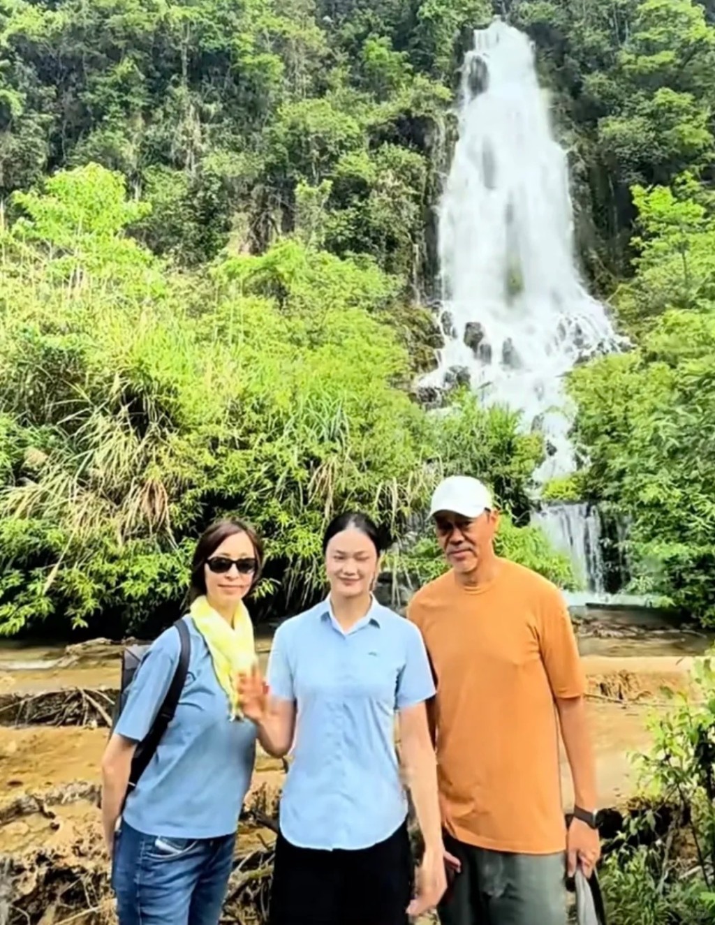 劉青雲與郭藹明早前到貴州旅行，被遊人集郵。