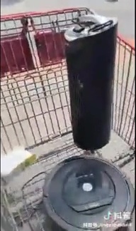 滿是灰塵的吸塵機械人、已被跌壞的空氣清新機。（網圖）