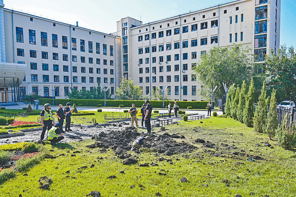 烏克蘭東北部哈爾科夫市的國立城市經濟大學外，有炮彈爆炸造成一個大坑。