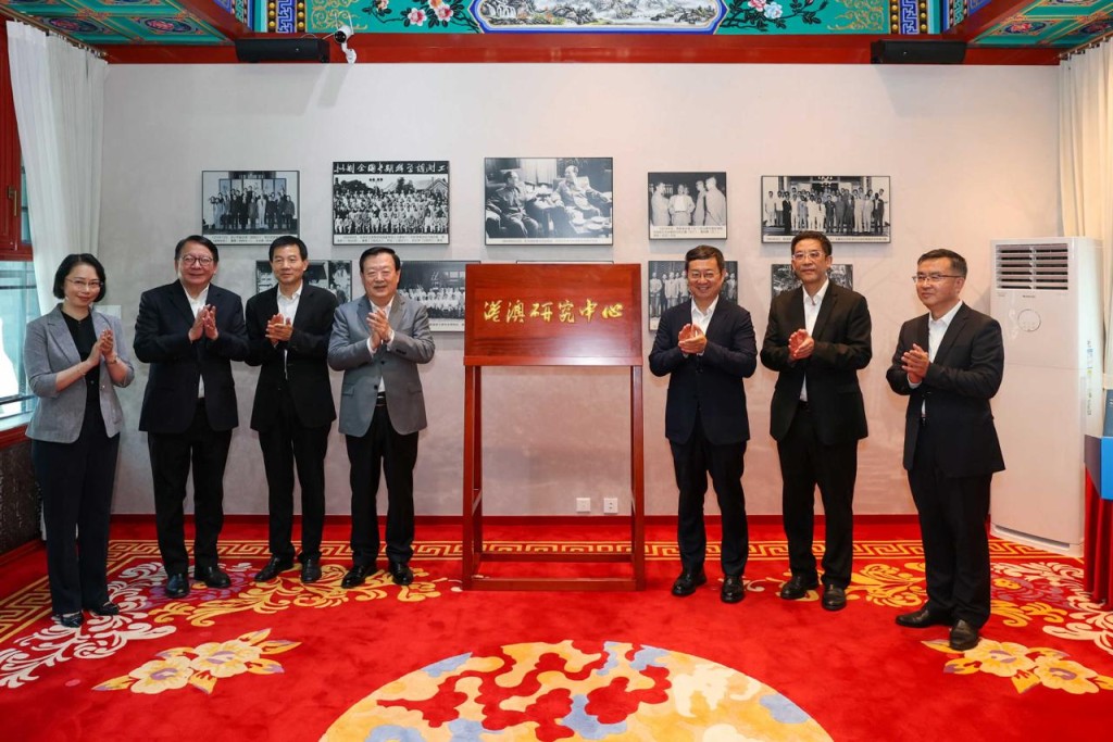中央港澳工作办公室主任、国务院港澳事务办公室主任夏宝龙,以及中国社会科学院院长、党组书记高翔亲自出席是次活动,共同见证中心正式成立。 中央港澳工作办公室主任、国务院港澳事务办公室主任夏宝龙,以及中国社会科学院院长、党组书记高翔亲自出席是次活动,共同见证中心正式成立。