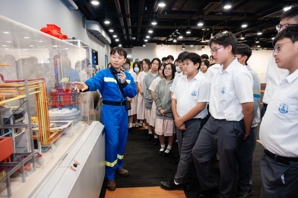 中電工程師透過展品向學生講解工程師的日常工作。
