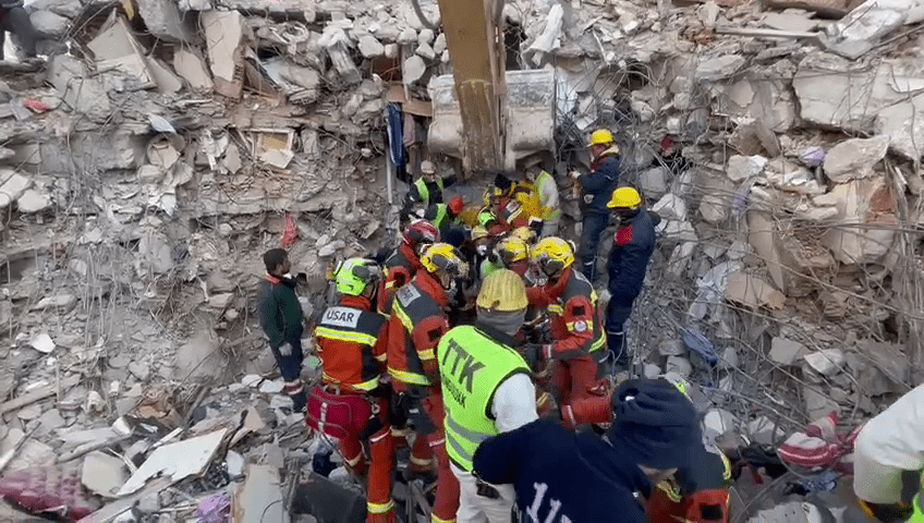 救援队在瓦砾中救出生还者。消防处FB