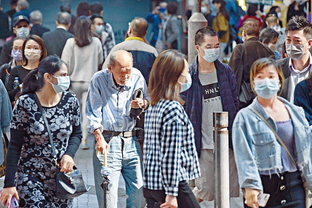 現時仍有市民未遵守防疫措施，行會原則上同意將違口罩令及限聚令等定額罰款增至萬元。　