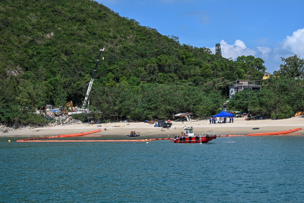 岸灘清理隊伍在屬非憲報公布泳灘的南丫島大灣肚進行清理岸灘油污的演練。 岸灘清理隊伍在屬非憲報公布泳灘的南丫島大灣肚進行清理岸灘油污的演練。