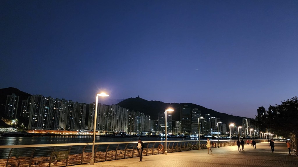 早上短暫時間有陽光，局部地區能見度頗低。黎志偉攝