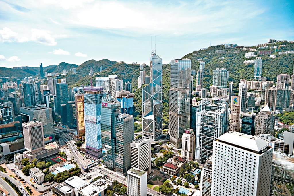 有熟悉資本市場的人士表示，早年已遷往新加坡或杜拜的中東投資者，現時正考慮把部分業務或資產重新配置到香港。