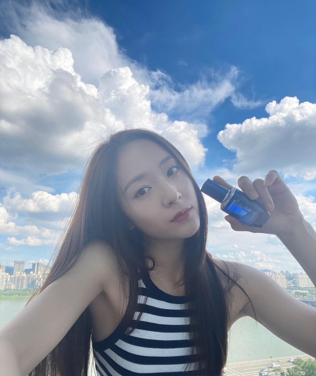 Krystal是金材昱秘書，同時假扮其未婚妻。