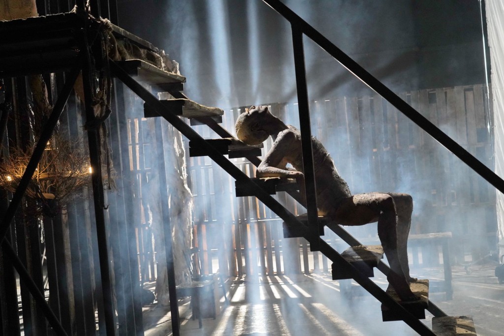 Sammi以泥人造型在MV首次跳现代舞。