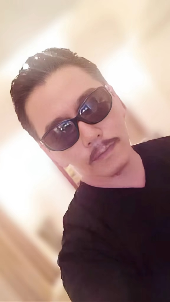 溫兆倫留鬚好似黃錦燊。 溫兆倫留鬚好似黃錦燊。
