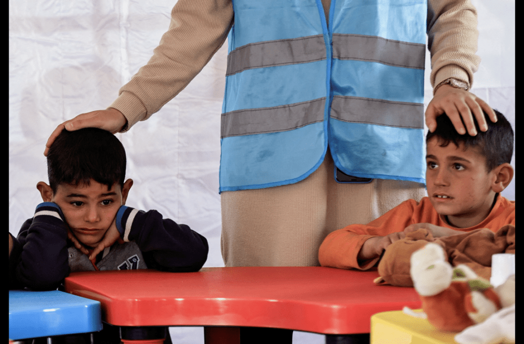 阿德亚曼一个难民营为受灾儿童办活动，照顾他们的精神健康。 路透社