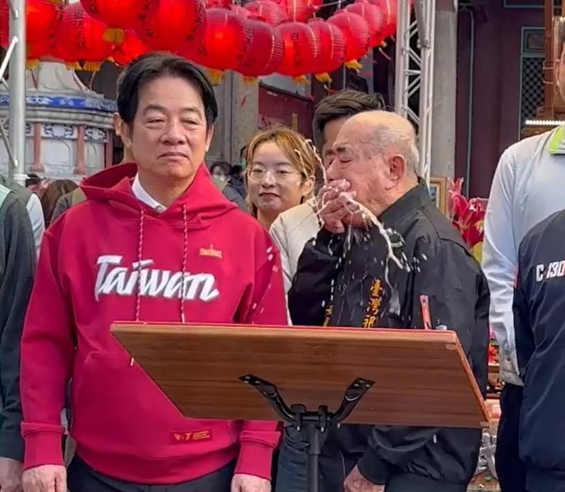 廟宇主委林培火(右)身體不適突然嘔吐，穢物噴灑到賴清德身上。自由時報