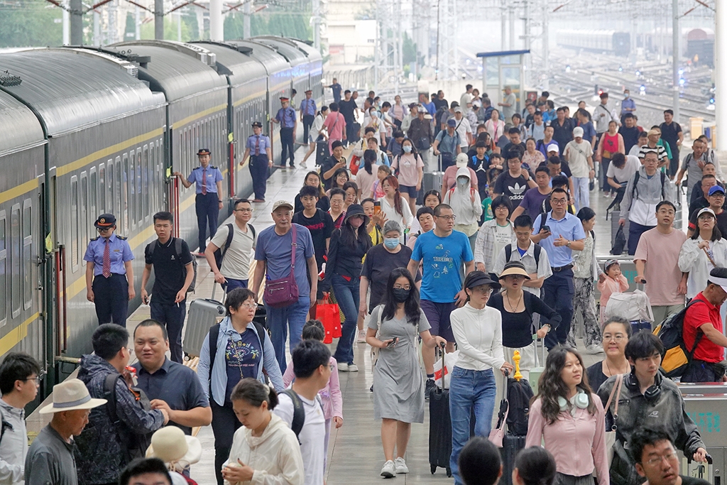 2024年7月1日，旅客在山东烟台站下车出站。