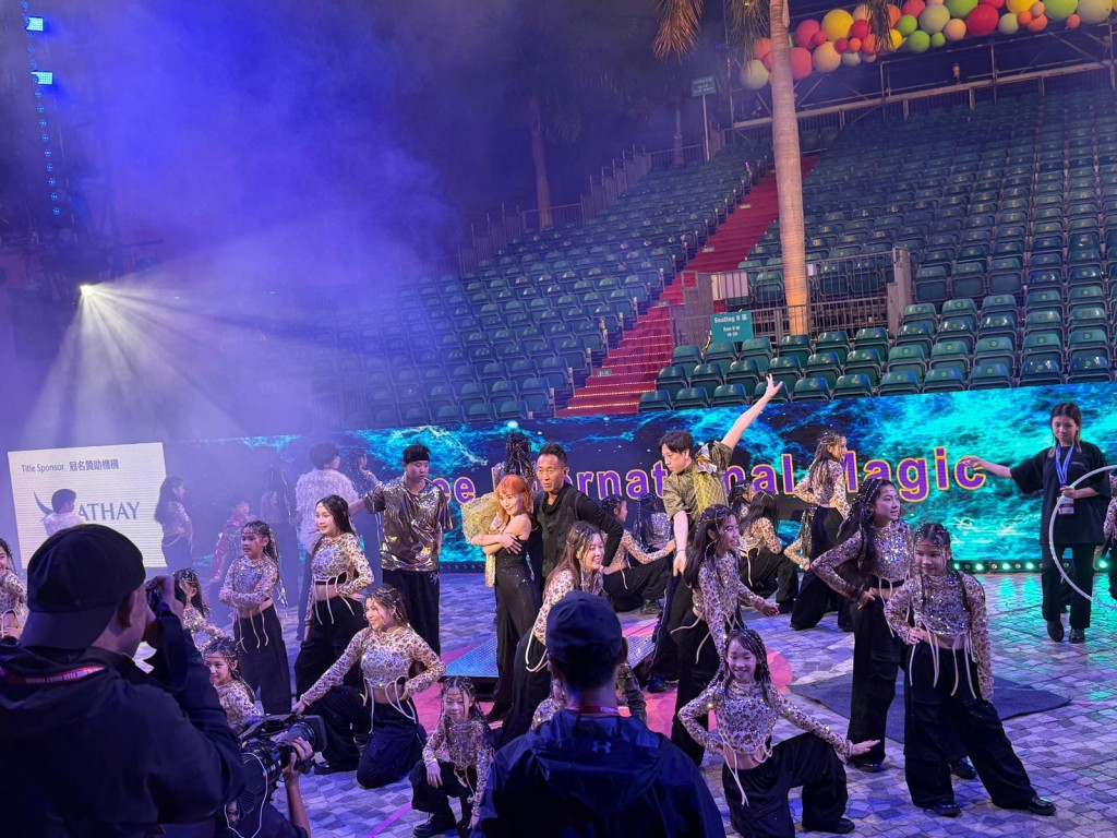 需要做到360度全方位都可以欣赏，因此将表演现代化改造。