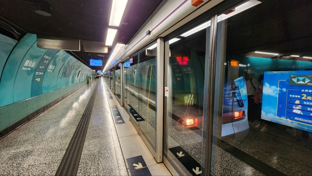 一列列車停泊在鰂魚涌往油塘方向月台。黃文威攝 一列列車停泊在鰂魚涌往油塘方向月台。黃文威攝