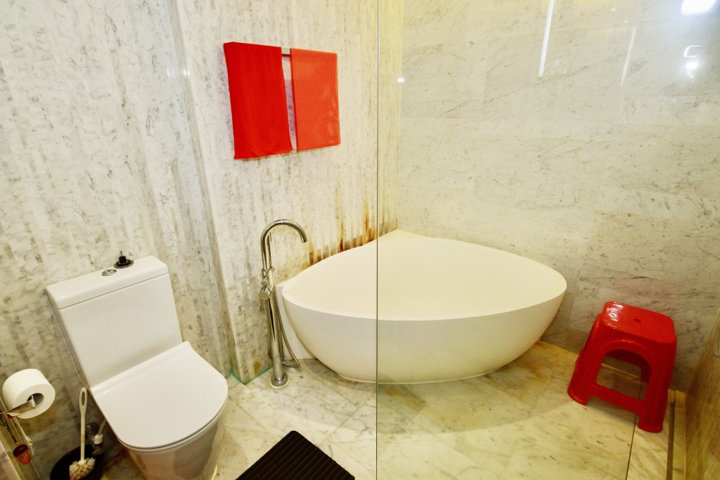 主人套浴設獨立浴缸，富有設計感。