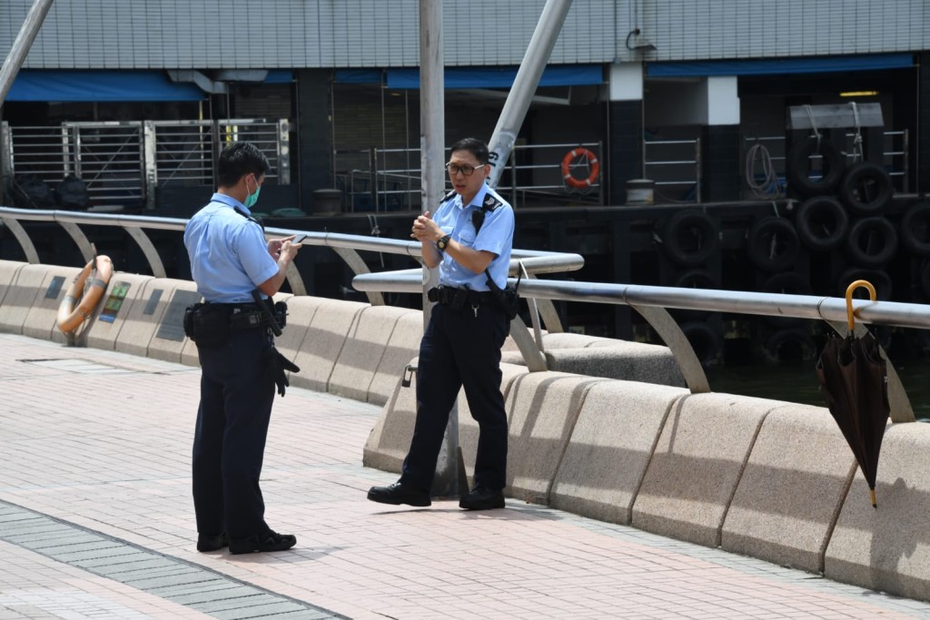 警員到場救人。楊永亨攝