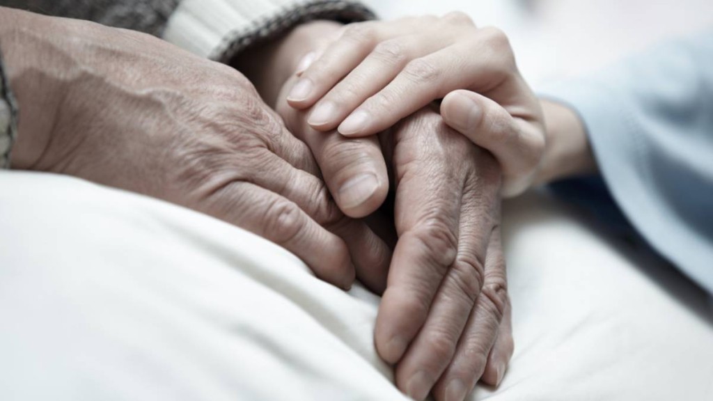 上海有獨居女富婆，被「細心」跑腿藉機轉走95萬人民幣。