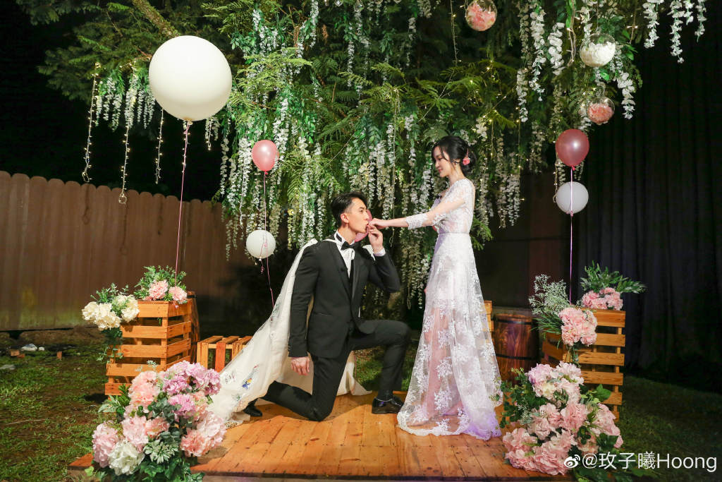 吳尊單膝跪地再向老婆「求婚」。