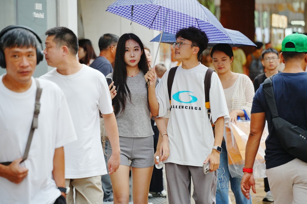 以往甚受內地遊客歡迎的廣東道一帶人頭湧湧。 以往甚受內地遊客歡迎的廣東道一帶人頭湧湧。