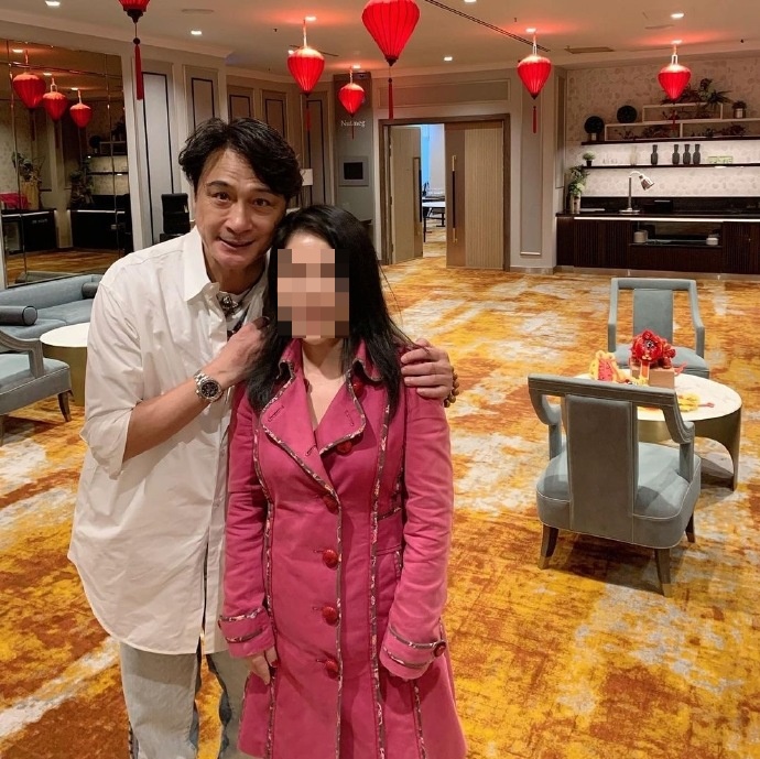吴镇宇近日携同妻儿飞赴新加坡度岁。
