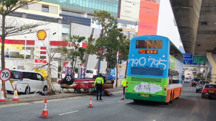 九龍灣發生的士反肚事件。fb:馬路的事 (即時交通資訊台)
