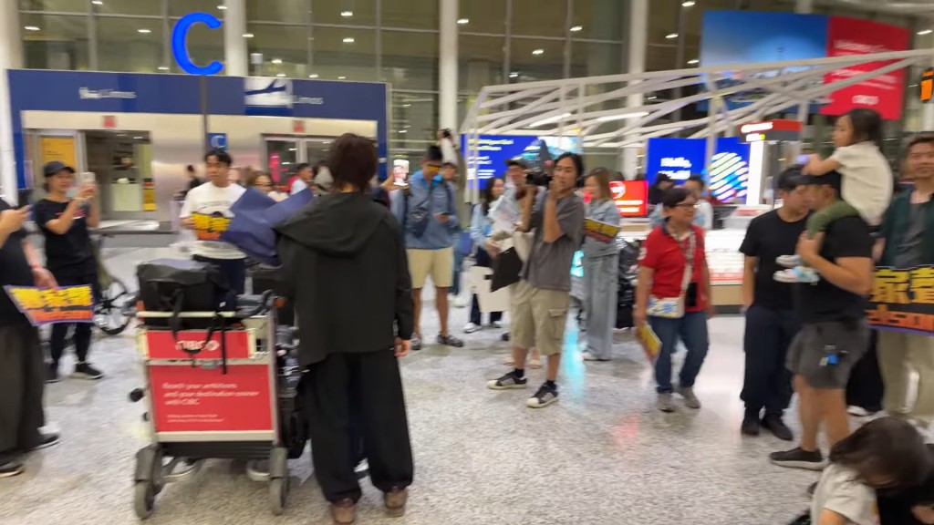 粉絲團在接機大堂等待鄭家聲凱旋而歸。(影片截圖:《杜挺好味道》) 粉絲團在接機大堂等待鄭家聲凱旋而歸。(影片截圖:《杜挺好味道》)