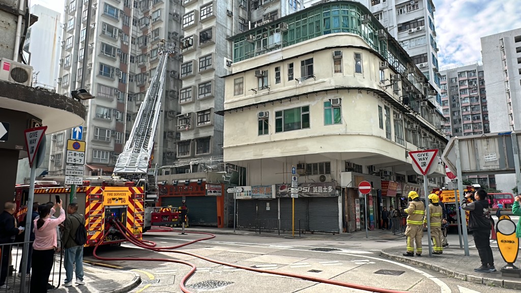 大批消防到场救火。刘汉权摄