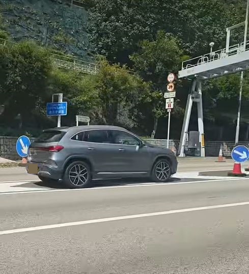 涉事私家車停在路上。fb馬路的事 (即時交通資訊台)影片截圖