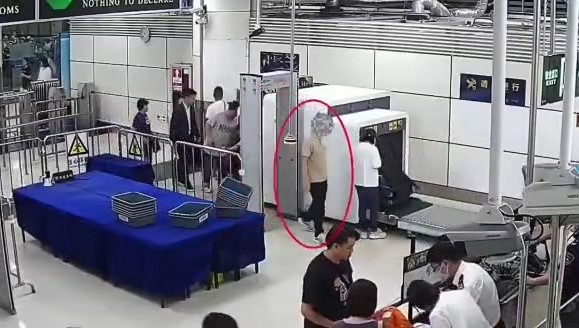 男子被搜到攜帶氣槍。海關發布 男子被搜到攜帶氣槍。海關發布