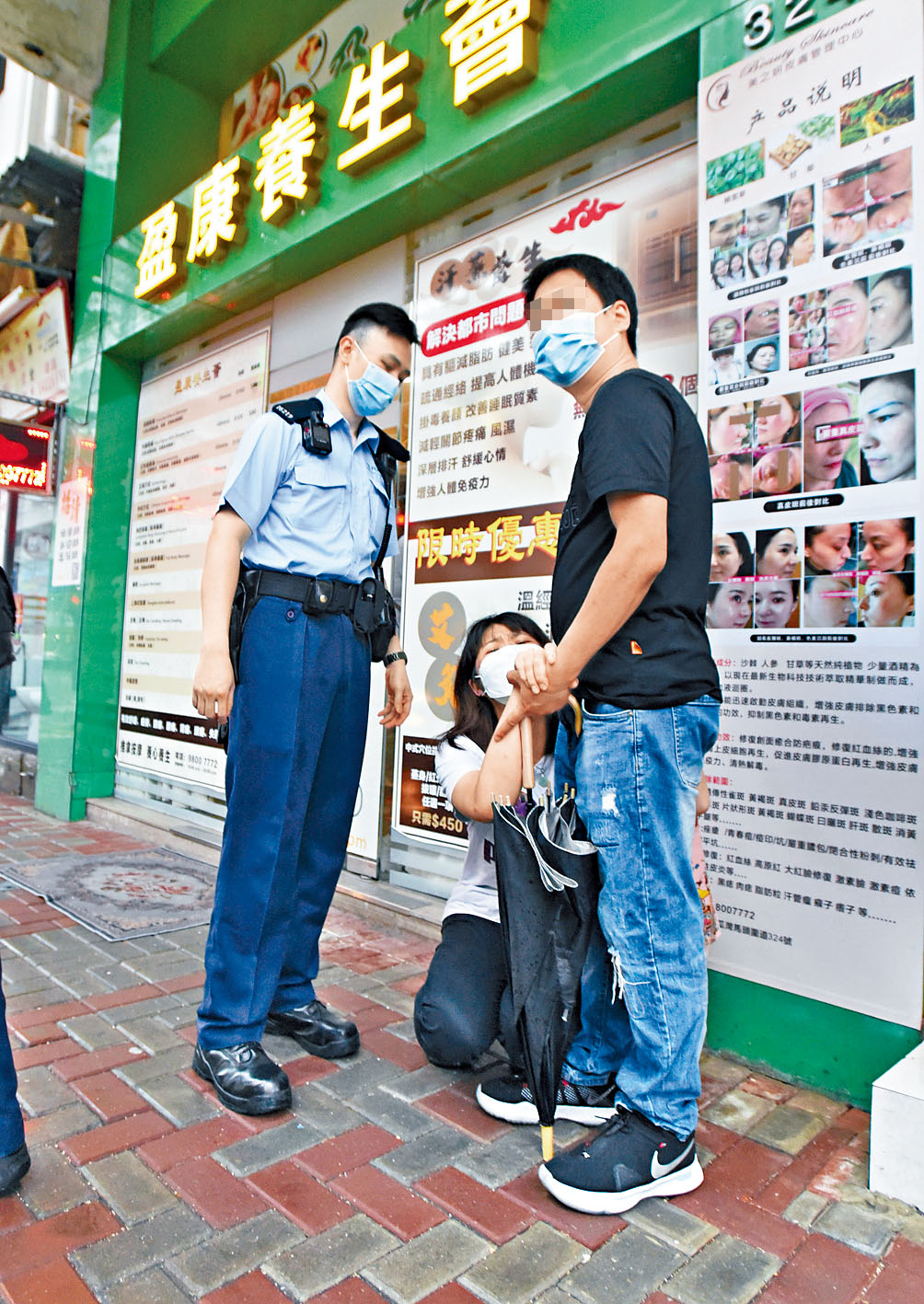 婦人返家驚聞女兒墮樓，跪地痛哭。旁為其男友涉虐兒被捕。