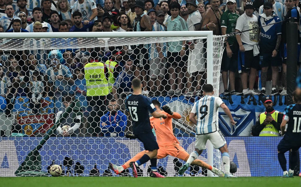 阿根廷前鋒祖利安艾華利斯(9號)六十九分鐘接應美斯的妙傳門前射入網，個人梅開二度為阿根廷奠定3:0勝局。REUTERS